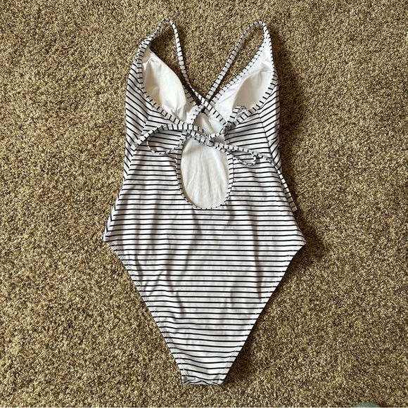 CUPSHE Black And White Stripe V-neck One Piece Swimsuit - Picture 6 of 6